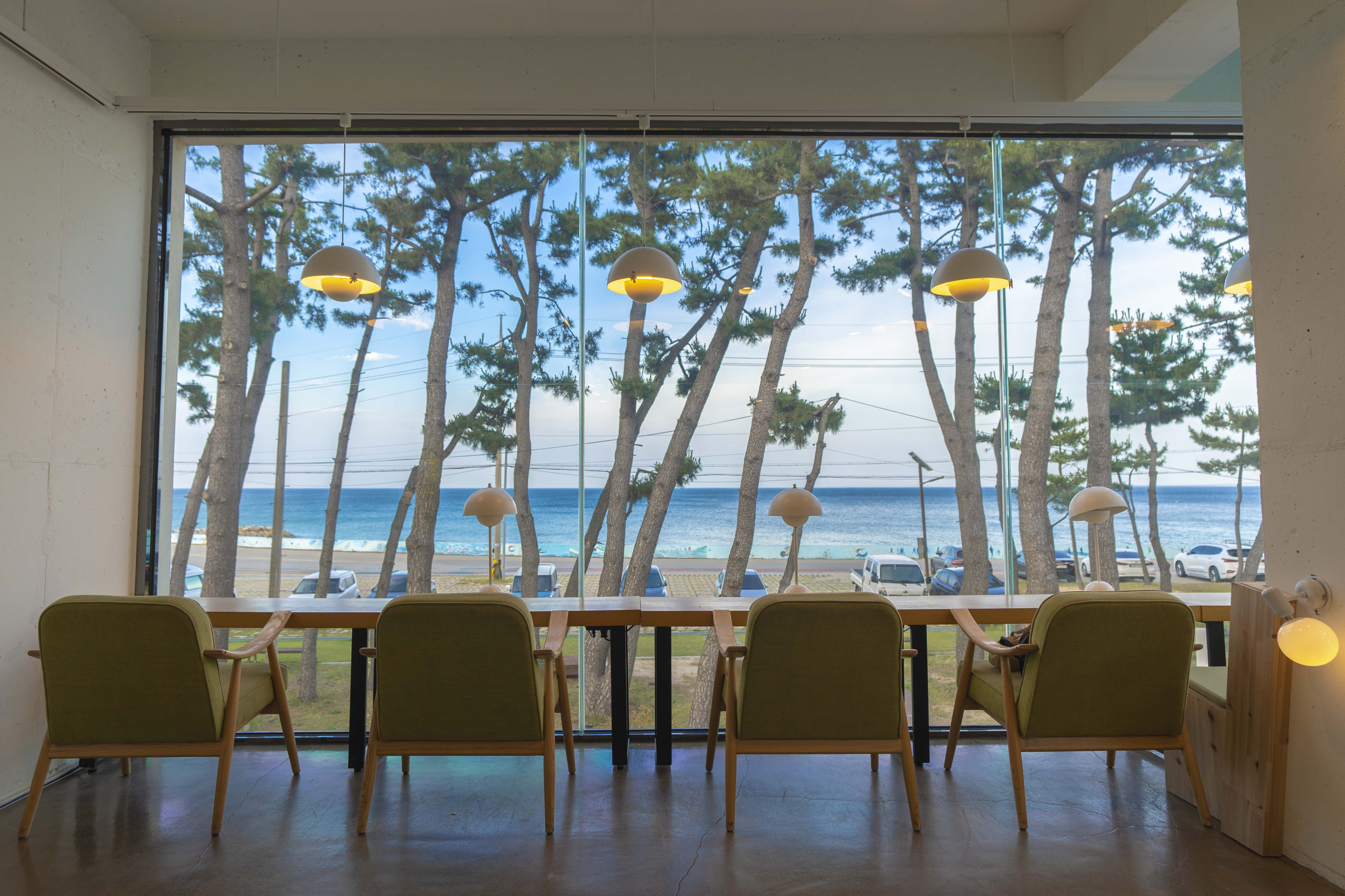 cafe 1-21 내부에서 보이는 동해바다뷰